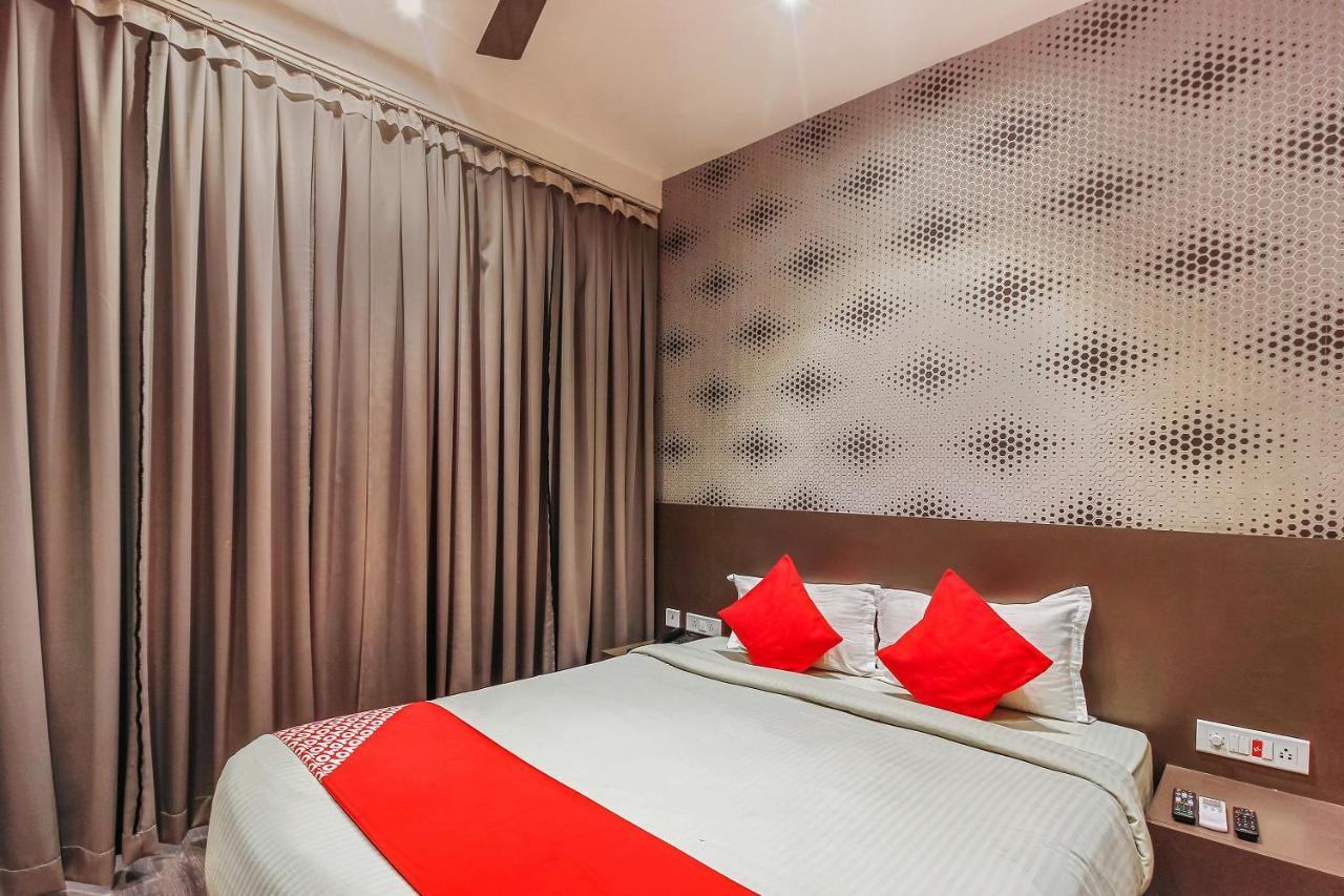 Oyo 26991 Stanza Luxurios Stay Zahirabad Exterior foto